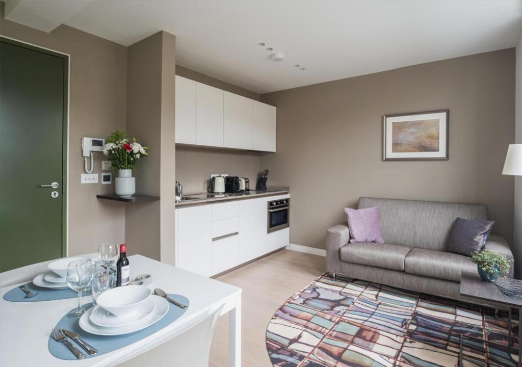 Wells Court By Aeria Apartments ลอนดอน ภายนอก รูปภาพ